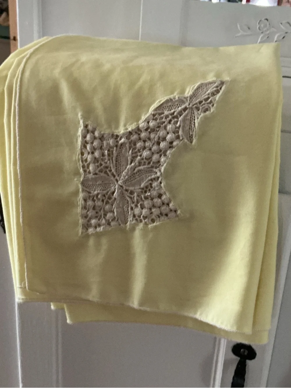🔹 Antique Hand tatted Lace Lemon-y Linen Tablecloth